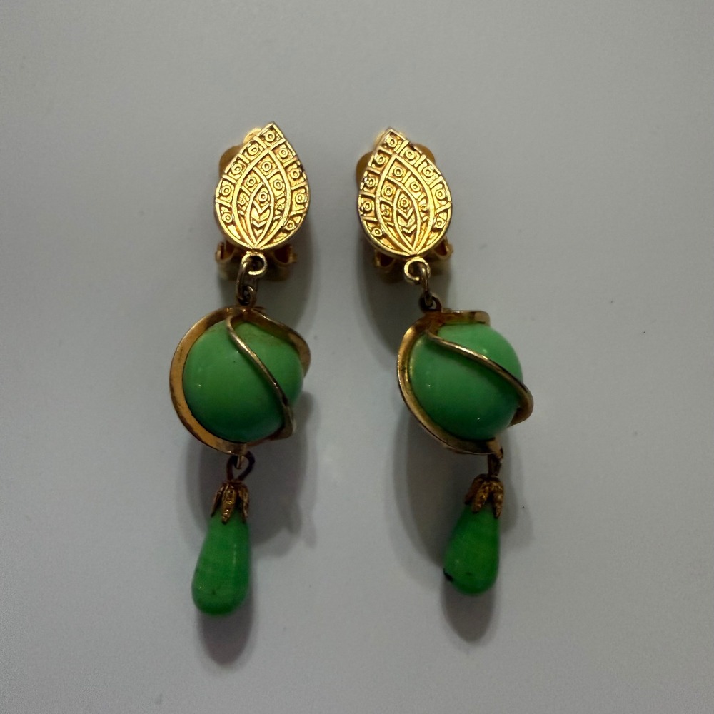 Vintage Gold Tone Green Bead Dangle ClipOn Earrings Filigree Teardrop Drop Retro
